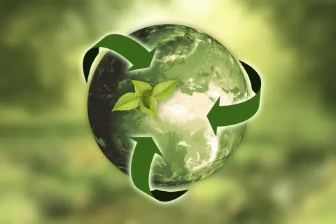 Grüne Pfeile umkreisen die Erde, auf der ein junger Spross wächst. Symbolisiert Nachhaltigkeit und den ftse global all cap Sektor.