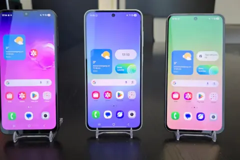 Trzy nowe Samsungi obok siebie, każdy z innym kolorowym tłem i widżetami. Kiedy nowy Samsung, to zawsze ekscytacja!