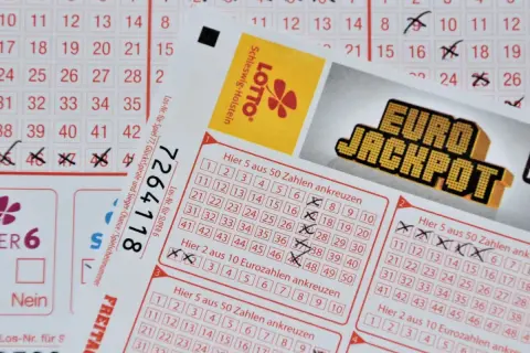 Los na loterię Eurojackpot i kupony Lotto. Jak legalnie rozliczyć podatek od wygranej w lotto z fiskusem?