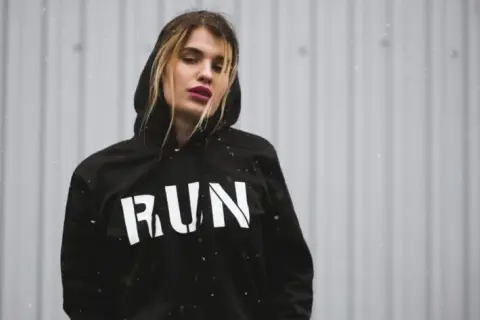 Bluza loose fit - co to znaczy i jak wybrać idealny fason?