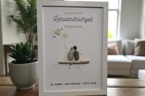 Gerahmtes Bild mit Steinfiguren eines Paares, das auf einem Ast sitzt. Es feiert den 35. Hochzeitstag von Teresa & Josef.