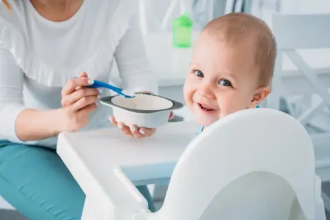 Ile je miesięczne dziecko? Sprawdź, co musisz wiedzieć o karmieniu