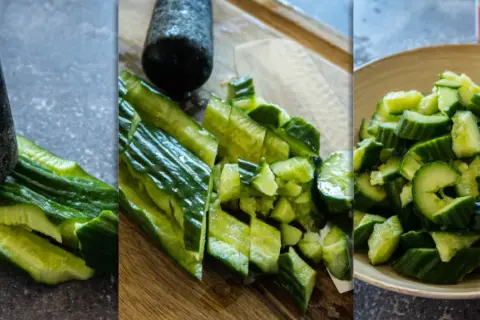 En hand krossar gurka med en mortel. Sedan hackas gurkan och läggs i en skål för en härlig smashad gurksallad.