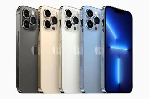 Pięć iPhone'ów 13 w różnych kolorach: grafitowy, złoty, biały, niebieski i z włączonym ekranem.