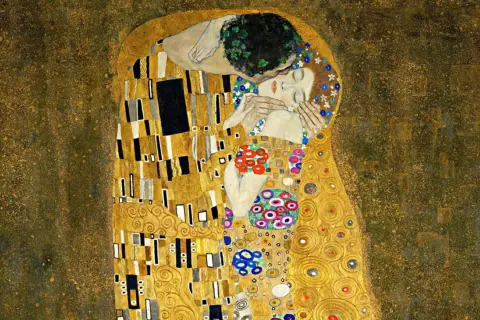 Ein Mann küsst eine Frau in einem goldenen Gewand. Die **Historismus Malerei** zeigt ein inniges Paar, umhüllt von Mustern und Ornamenten.