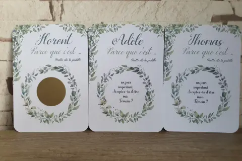 Trois cartes avec une idée demande témoin : Florent, Adèle et Thomas sont invités à gratter pour découvrir la question.