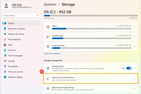 Ustawienia Windows 11: Zarządzanie dyskiem, sekcja "Zalecenia dotyczące oczyszczania" pokazuje ponad 5 GB wolnego miejsca.