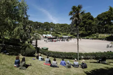 Gente disfrutando de conciertos al aire libre en el jardín de invierno de Zaragoza.