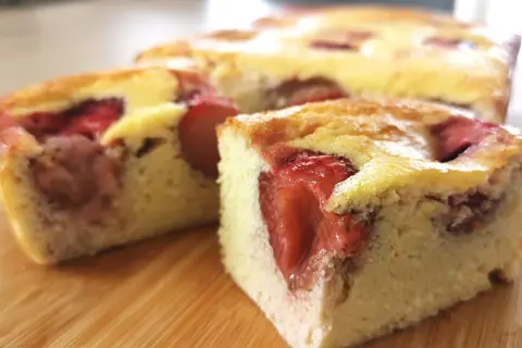 Pyszne ciasto keto z truskawkami, idealne na deser bez wyrzutów sumienia.