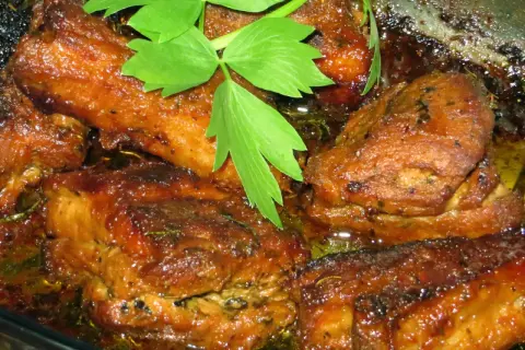 Soczyste żeberka w miodzie, pieczone do perfekcji, skąpane w aromatycznym sosie. Zielona gałązka dodaje świeżości.
