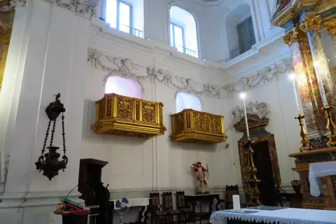 Interno della cappella reale a Portici, con due balconi dorati e decorazioni barocche.