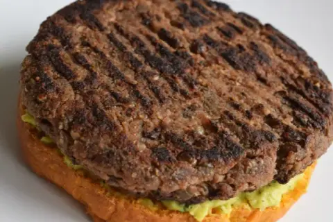 Burger végan maison : la recette ultime pour un délice bluffant !