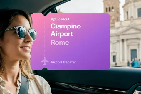 Kobieta w okularach przeciwsłonecznych jedzie samochodem w Rzymie. Na ekranie widnieje napis "Ciampino Airport Rome".