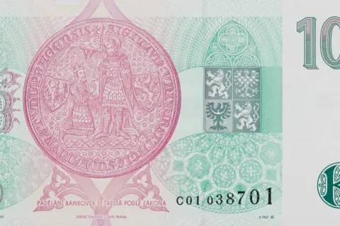 Czeska korona 100. Na banknocie widnieje pieczęć z rycerzem i królem, herb Czech i nominał. Za 100 koron czeskich można kupić np. kilka kaw.