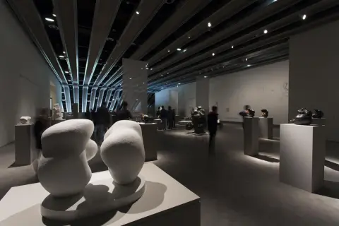 Esculturas abstractas en blanco y negro en el museo Pablo Serrano Zaragoza.