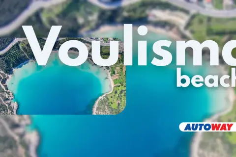 Widok z lotu ptaka na Voulsima beach z turkusową wodą i zielonymi wzgórzami. Logo Autoway.