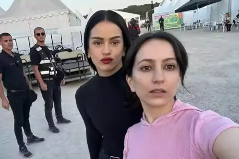 Pili y su hermana Rosalía, listas para el concierto. Detrás, seguridad y carritos de golf.
