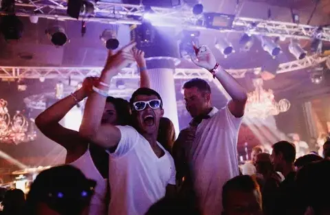 Ile kosztuje koncert After Party? Sprawdź ceny i ukryte koszty