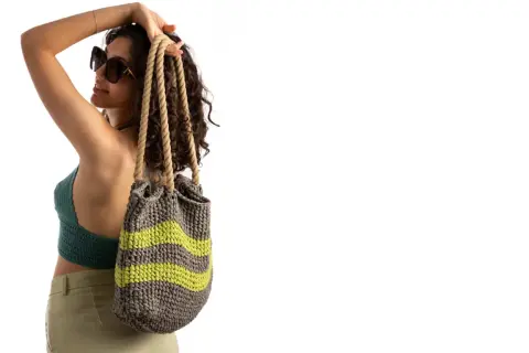 Borsa mare uncinetto fettuccia grigia con righe verdi, perfetta per l'estate.