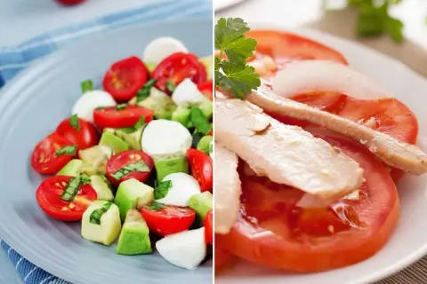 Ensalada de tomate con mozzarella y aguacate, y otra con tomate y atún.