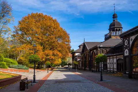 Jesienny spacer po Szczawnie-Zdroju. Złote liście drzew i zabytkowa architektura tworzą urokliwe **szczawno zdrój atrakcje**.