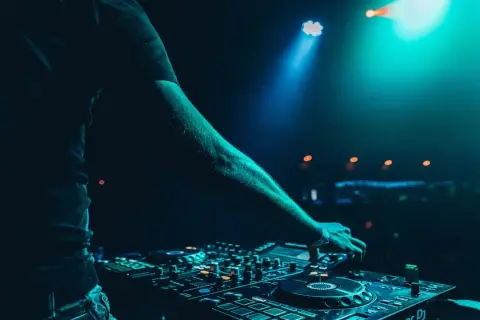 Zostań DJ-em weselnym w Polsce: Zarobki, sprzęt i sekrety sukcesu