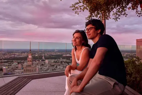 Para zakochanych podziwia zachód słońca z tarasu widokowego Varso Tower.