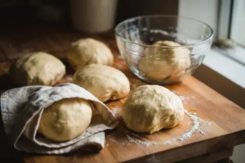 Mrożenie ciasta na pizzę: Sekret idealnej domowej pizzy zawsze pod ręką