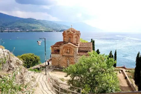 Kościół św. Jana w Kaneo, Macedonia, nad turkusowym jeziorem Ochrydzkim, przypominającym morze.
