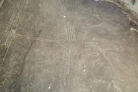Las enigmáticas **líneas de Nazca** forman la figura de un colibrí sobre el árido desierto peruano.