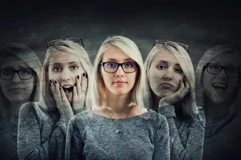 Kobieta w okularach, otoczona swoimi różnymi emocjami. Czy osobowość schizoidalna a małżeństwo to trudne połączenie?
