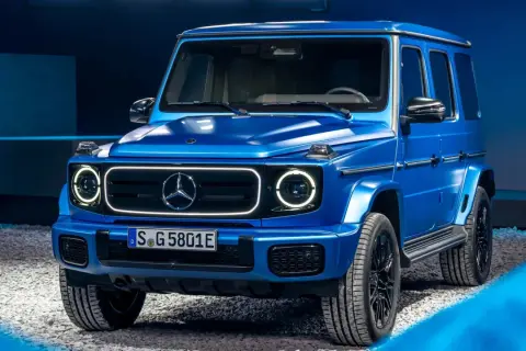 Niebieski Mercedes G-klasa, ikoniczny jeep, prezentuje się imponująco na tle niebieskiego tła.