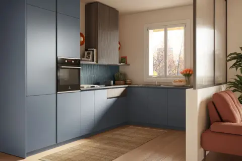 Cucina moderna con mobili blu, forno a incasso e un'area living con divano arancione. I mini case interni sono ben integrati nel design.
