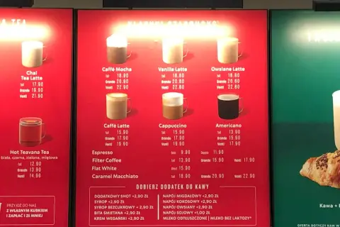Menu kawowe Starbucks: Caffe Latte od 15,90 zł, Cappuccino od 15,90 zł, Americano od 13,90 zł. Ile kosztuje kawa w Czechach? Tutaj ceny w złotówkach.