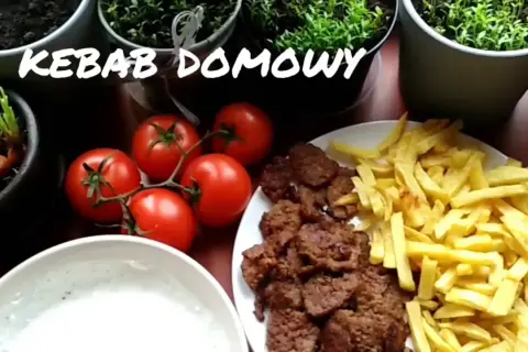 Z jakiego mięsa jest kebab? Poznaj sekrety składników i rodzajów mięsa w kebabie