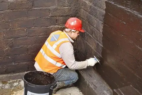 Czym zabezpieczyć fundamenty przed wilgocią i uniknąć kosztownych napraw