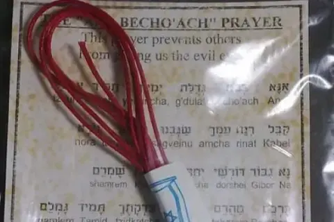 Czy czerwona nitka to grzech? Odkryj prawdę o jej znaczeniu