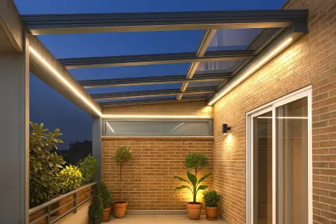 Moderna terraza ático con iluminación LED integrada, plantas en macetas y vistas al anochecer.