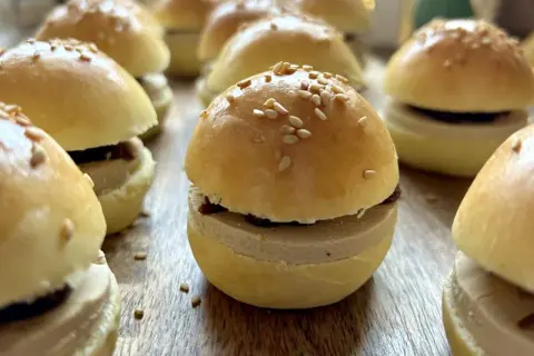 Mini burgers parfaits : recettes, astuces & buns maison pour l'apéro