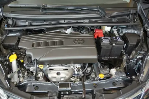 Pod maską Toyoty Yaris: Wszystko, co musisz wiedzieć (także o hybrydzie)