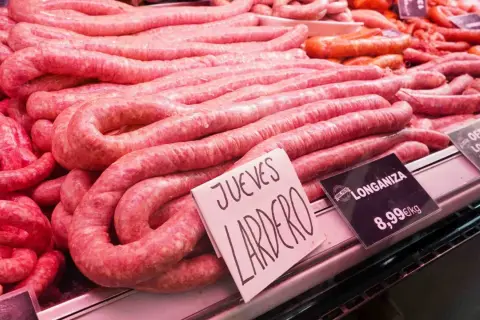 Longanizas frescas listas para celebrar el Jueves Lardero en Zaragoza. ¡Un festín de sabor te espera!