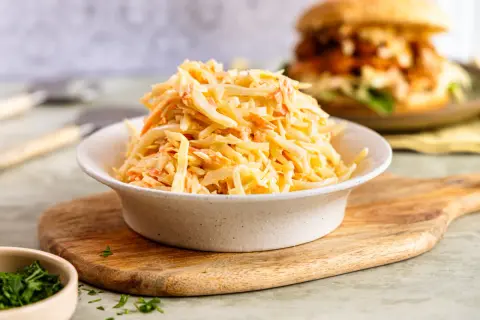 Frischer Krautsalat, perfekt für Ihr coleslaw rezept. Cremig und knackig, eine köstliche Beilage.