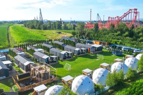 Nocleg w Energylandii: Ile kosztuje i jak nie przepłacić?