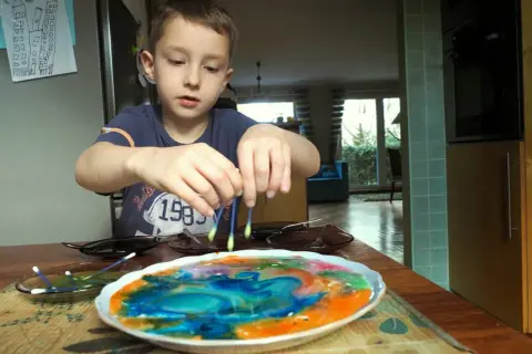 Magiczne eksperymenty z barwnikami dla dzieci odkryj naukę!