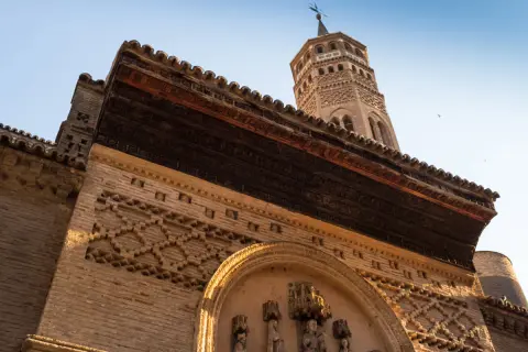 Detalle arquitectónico del templo Zaragoza, con su torre mudéjar y fachadas de ladrillo con motivos geométricos.