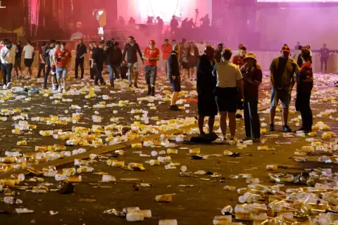 Teren po finale Ligi Mistrzów 2022 zasłany pustymi kubkami i butelkami.