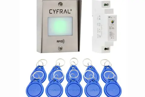 Czy można dorobić brelok zbliżeniowy? Zestaw zawiera czytnik RFID, zasilacz i niebieskie breloki.