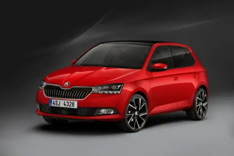 Czerwona Skoda Fabia Monte Carlo z czarnym dachem i sportowymi felgami, gotowa na miejskie wyzwania.