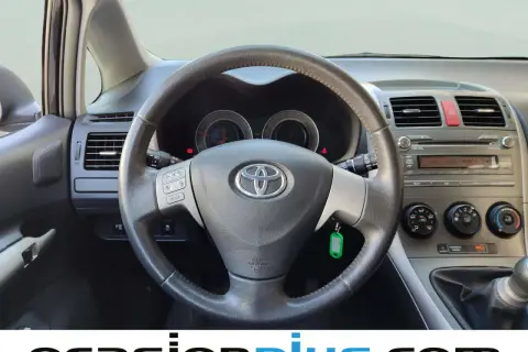 Volante y salpicadero de Toyota Auris 1.4 D4D. ¿Problemas con el aire acondicionado o la radio?