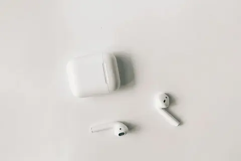 AirPods na Androidzie: Kompletny przewodnik i jak odzyskać funkcje